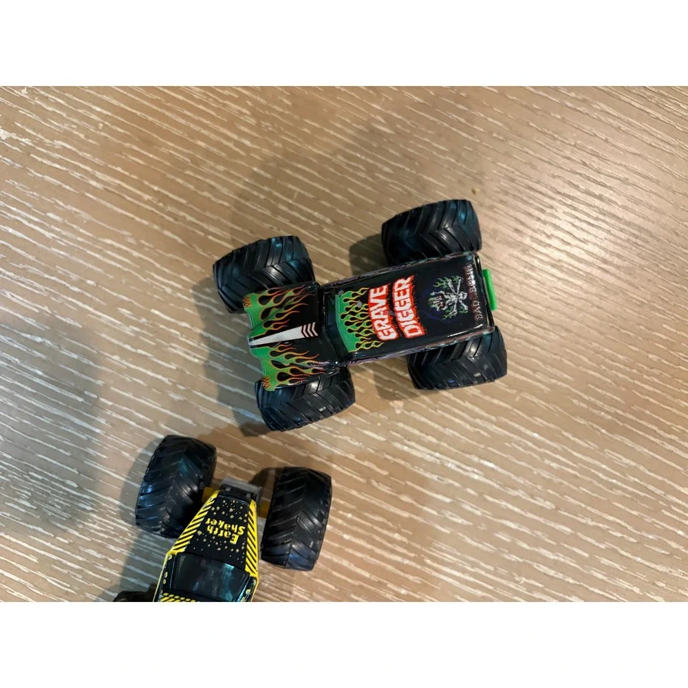 Monster Jam Grave Digger & EarthShaker 1:64 Die‎ Cast Monster Truck Lot 2